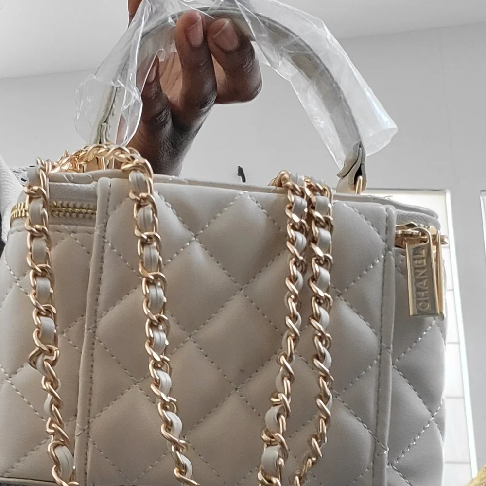 Chanel Ivory Quilted Mini Bag with Gold Details - Picture 3 of 7